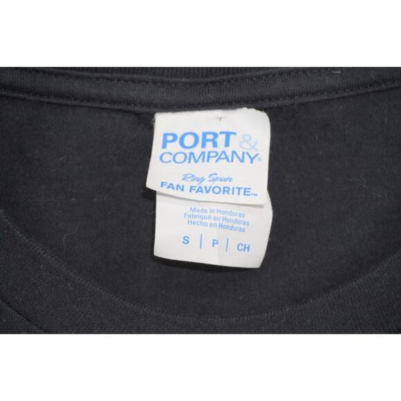 Rock the holidays with this KISS “Merry Kissmas” graphic tee - Picture 3 of 3